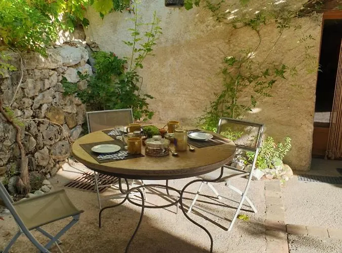 Mas De Reilhanette Bed & Breakfast