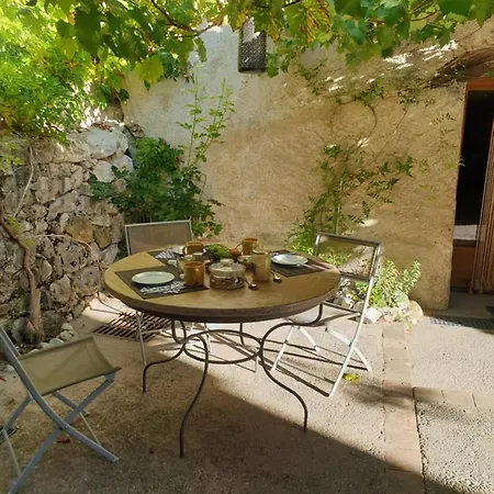 Mas De Reilhanette Bed and breakfast